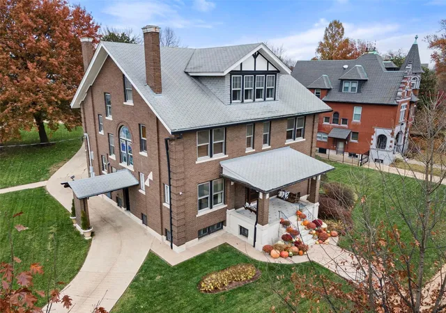 Photo 3 of Sale Pending at 3137 Longfellow Blvd, Saint Louis, MO 63104 | MLS# 24073762 | Listing updated on 2024-12-10