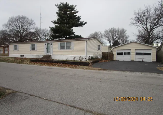 Photo 4 of Single family home for sale at 115 W 2Nd St, East Saint Louis, IL 62206 | MLS# 24073897 | Listing updated on 2025-02-27