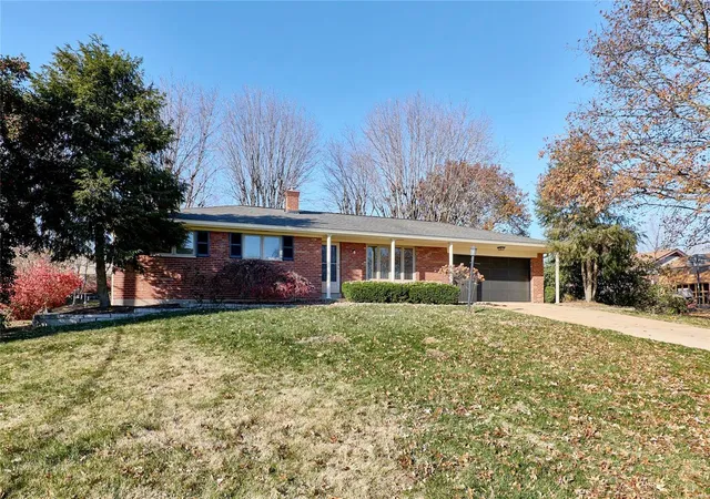 Photo 2 of Single family home for sale at 5009 Bellarina Dr, Saint Louis, MO 63129 | MLS# 24073942 | Listing updated on 2024-12-09