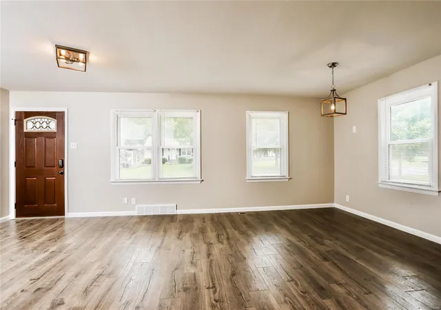 Photo 3 of Sale Pending at 10566 Kamping Ln, Saint Louis, MO 63123 | MLS# 24073995 | Listing updated on 2024-12-05