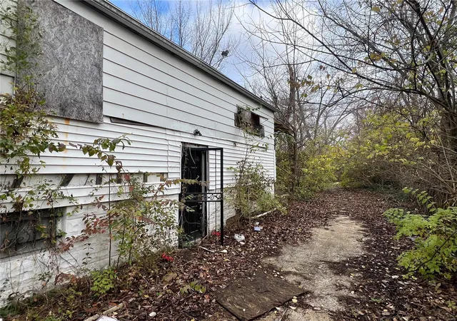 Photo 3 of Single family home for sale at 10048 Viscount Dr, Saint Louis, MO 63136 | MLS# 24074170 | Listing updated on 2024-12-06