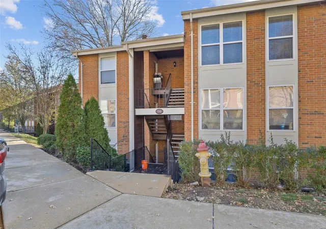 Photo 1 of Condo for sale at 1948 Greenglen Dr #302, Saint Louis, MO 63122 | MLS# 24074285 | Listing updated on 2025-03-13
