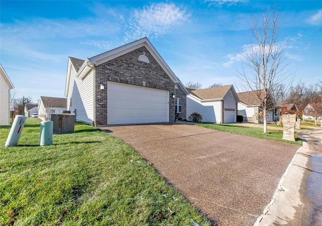 Photo 3 of Sale Pending at 12 Ellington Oaks Ct, Saint Peters, MO 63376 | MLS# 24074302 | Listing updated on 2024-12-09