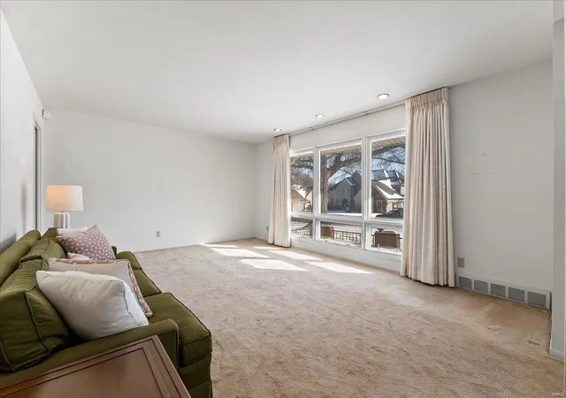 Photo 4 of Single family home for sale at 15 Morwood Ln, Saint Louis, MO 63141 | MLS# 24074427 | Listing updated on 2025-02-21