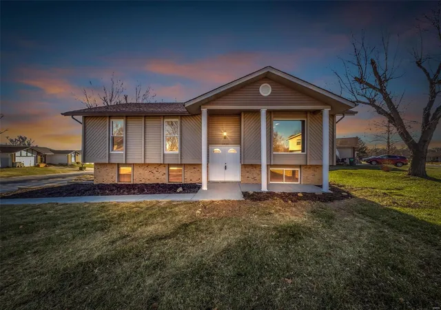 Photo 1 of Single family home for sale at 1430 Mohican Trl, Saint Charles, MO 63304 | MLS# 24074520 | Listing updated on 2024-12-16
