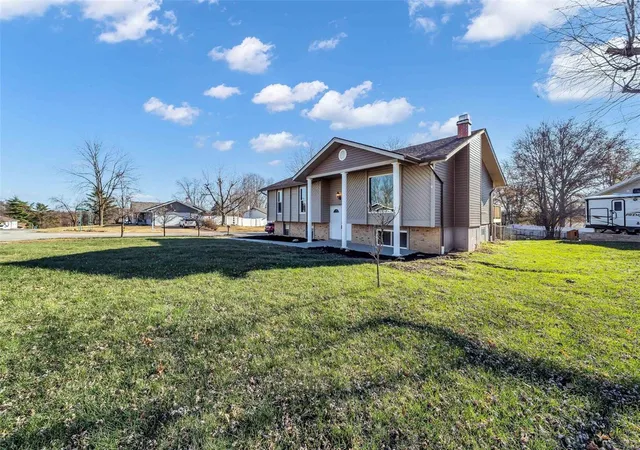 Photo 2 of Single family home for sale at 1430 Mohican Trl, Saint Charles, MO 63304 | MLS# 24074520 | Listing updated on 2024-12-16