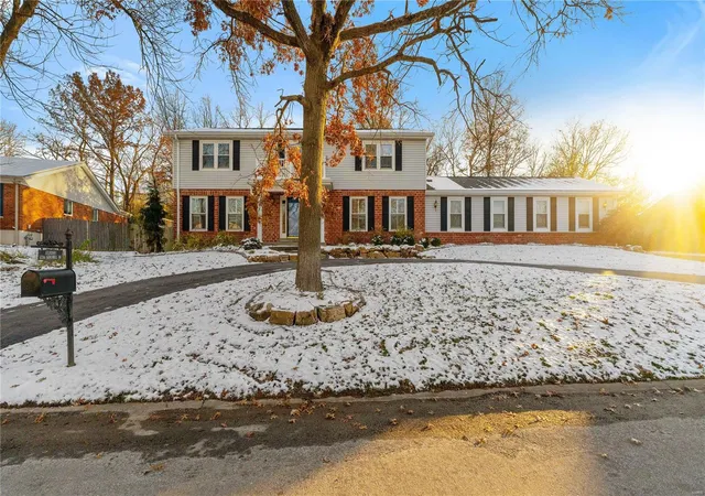 Photo 2 of Single family home for sale at 12216 Kingshill Dr, Saint Louis, MO 63141 | MLS# 24074567 | Listing updated on 2024-12-05