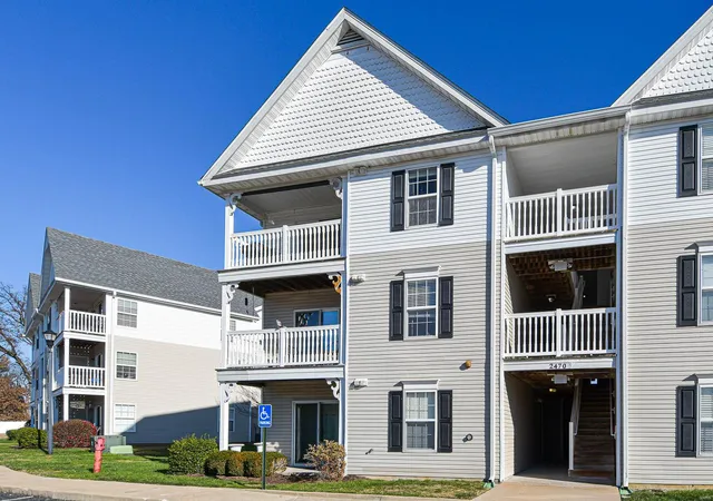 Listing Photo 3 - Condo for sale in building located at 2470 Lampong Dr, St. Louis, MO 63125 - Unit #100A