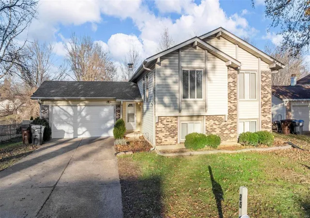 Photo 1 of Single family home for sale at 25 Countrywood Dr, Saint Peters, MO 63376 | MLS# 24074734 | Listing updated on 2024-12-19