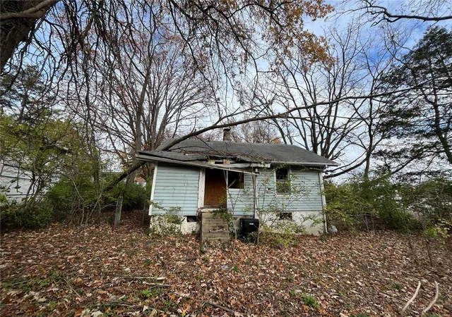 Photo 2 of Single family home for sale at 8102 Winfield Ave, Saint Louis, MO 63114 | MLS# 24074977 | Listing updated on 2024-12-07