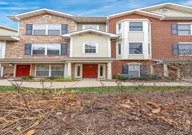 Photo 1 of Townhouse for sale at 2658 Mcknight Crossing Ct, Saint Louis, MO 63124 | MLS# 24075115 | Listing updated on 2024-12-16