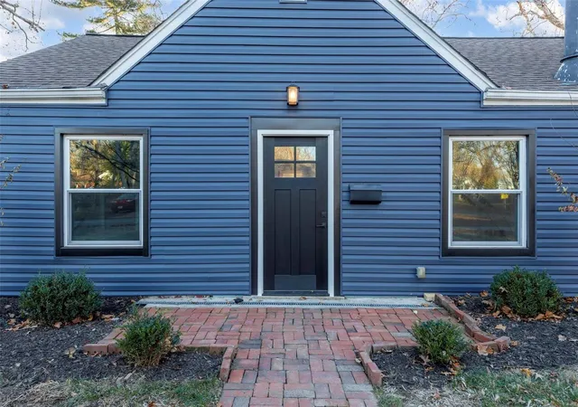 Photo 3 of Sale Pending at 1005 Sanders Dr, Saint Louis, MO 63126 | MLS# 24075288 | Listing updated on 2024-12-18