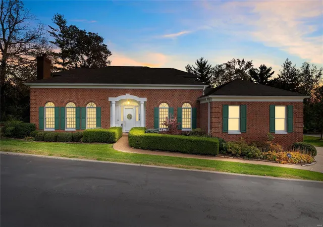 Photo 2 of Sale Pending at 1004 Bramley Ln, Saint Louis, MO 63117 | MLS# 24075322 | Listing updated on 2024-12-18