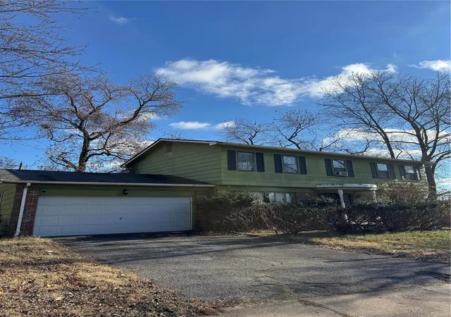 Photo 1 of Sale Pending at 1956 Lakehurst Dr, Saint Louis, MO 63146 | MLS# 24075656 | Listing updated on 2025-01-20