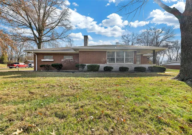 Photo 1 of Single family home for sale at 14 Dover Dr, Belleville, IL 62223 | MLS# 24075685 | Listing updated on 2024-12-17