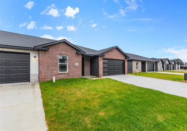 Photo 3 of Single family home for sale at 112 Beechwood Ln, Cape Girardeau, MO 63701 | MLS# 24075724 | Listing updated on 2024-12-16