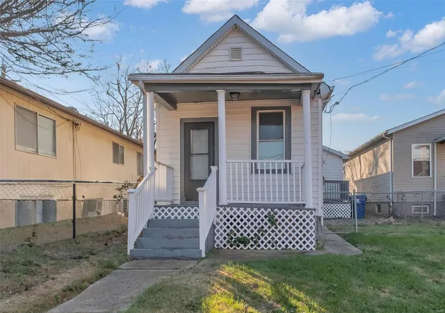 Photo 1 of Single family home for sale at 9604 Gentry Ave, Saint Louis, MO 63125 | MLS# 24075999 | Listing updated on 2024-12-16