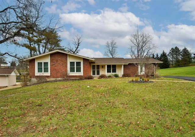 Photo 1 of Single family home for sale at 352 Hibler Ct, Saint Louis, MO 63141 | MLS# 24076178 | Listing updated on 2025-02-27