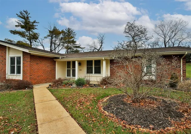 Photo 3 of Single family home for sale at 352 Hibler Ct, Saint Louis, MO 63141 | MLS# 24076178 | Listing updated on 2025-02-27