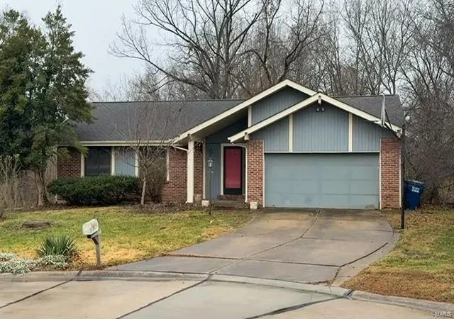 Photo 1 of Single family home for sale at 11 Brentmoor Ct, Saint Charles, MO 63303 | MLS# 24076553 | Listing updated on 2025-02-20