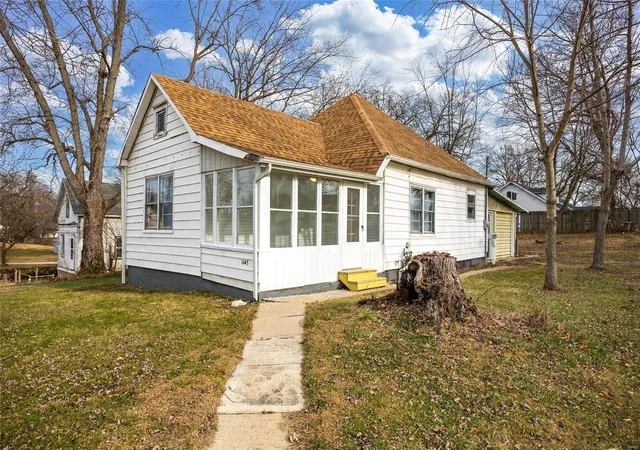 Photo 1 of Single family home for sale at 1147 S Main St, Hillsboro, IL 62049 | MLS# 24076655 | Listing updated on 2024-12-18