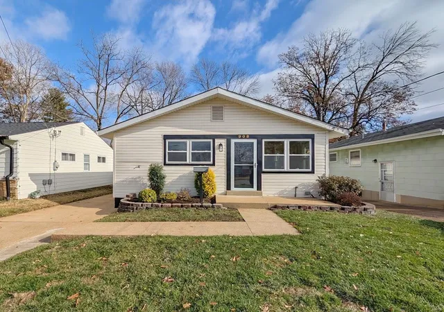 Photo 1 of Single family home for sale at 908 Des Peres Dr, Saint Louis, MO 63131 | MLS# 24076783 | Listing updated on 2024-12-19