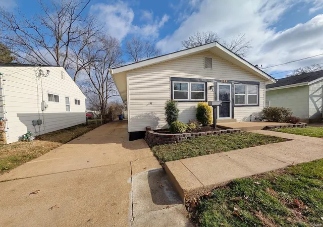 Photo 2 of Single family home for sale at 908 Des Peres Dr, Saint Louis, MO 63131 | MLS# 24076783 | Listing updated on 2024-12-19
