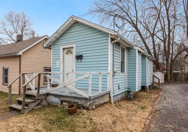 Photo 1 of Single family home for sale at 216 N 10th Street, Saint Charles, MO 63301 | MLS# 24077064 | Listing updated on 2024-12-28