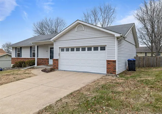 Photo 3 of Single family home for sale at 727 Brickingham Dr, Saint Peters, MO 63376 | MLS# 24077233 | Listing updated on 2024-12-27