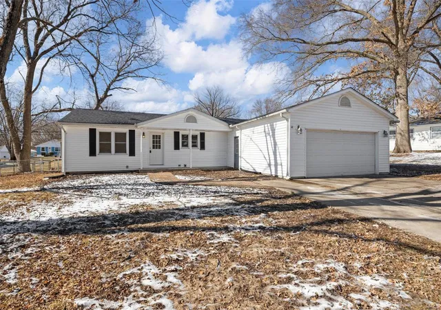Photo 2 of Sale Pending at 42 Spur Dr, Saint Charles, MO 63303 | MLS# 24077403 | Listing updated on 2025-03-14