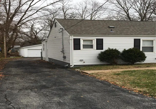 Photo 3 of Single family home for sale at 2812 Annapolis Ave, Saint Louis, MO 63114 | MLS# 24078554 | Listing updated on 2025-03-04
