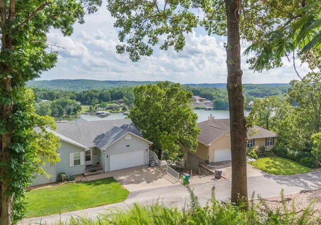 Photo 2 of Single family home for sale at 315 Arrowhead Dr, Camdenton, MO 65020 | MLS# 24078627 | Listing updated on 2024-12-28