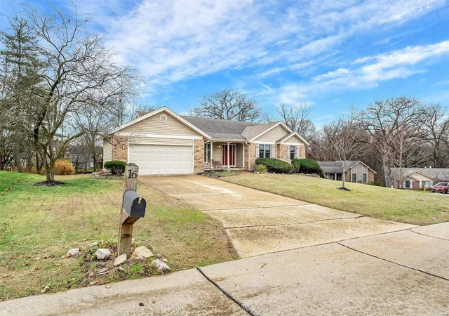 Photo 2 of Sale Pending at 16 Laurel Oaks Ct, Lake Saint Louis, MO 63367 | MLS# 24078661 | Listing updated on 2025-03-16