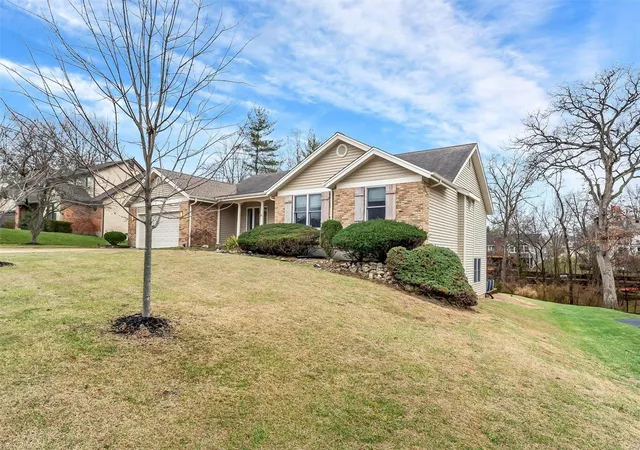 Photo 3 of Sale Pending at 16 Laurel Oaks Ct, Lake Saint Louis, MO 63367 | MLS# 24078661 | Listing updated on 2025-03-16
