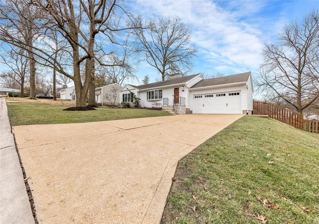 Photo 4 of Sale Pending at 1505 Bridle Rd, Saint Louis, MO 63119 | MLS# 24078859 | Listing updated on 2025-03-08