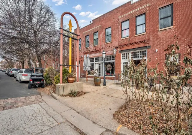 Listing Photo 2 - Condo for sale in building located at 1831 Sidney St, St. Louis, MO 63104 - Unit #J