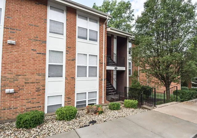 Photo 1 of Condo for sale at 1934 Greenpoint Dr #304, Saint Louis, MO 63122 | MLS# 25000038 | Listing updated on 2025-03-10