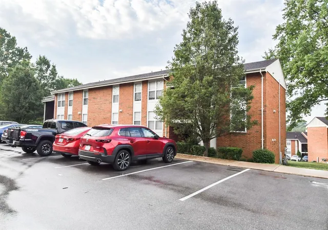 Photo 2 of Condo for sale at 1934 Greenpoint Dr #304, Saint Louis, MO 63122 | MLS# 25000038 | Listing updated on 2025-03-10
