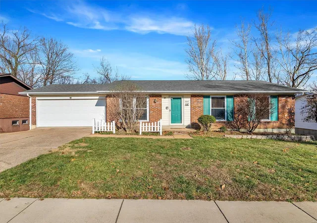 Photo 1 of Single family home for sale at 2867 Gettysburg Estates Dr, Saint Louis, MO 63129 | MLS# 25000084 | Listing updated on 2025-01-05