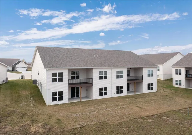 4th image of 704 Applewood Creek Dr, Fairview Heights, IL 62208 | MLS# 25000192