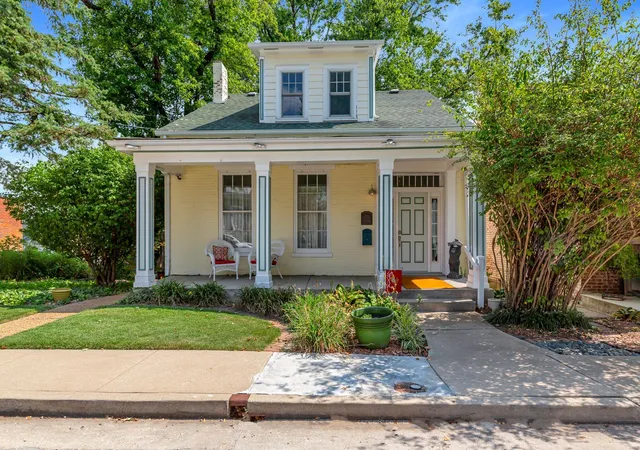 Photo 1 of Single family home for sale at 906 S 3rd Street, Saint Charles, MO 63301 | MLS# 25000217 | Listing updated on 2025-01-02