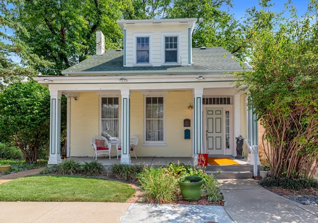 Photo 1 of Single family home for sale at 906 S 3rd Street, Saint Charles, MO 63301 | MLS# 25000217 | Listing updated on 2025-01-02