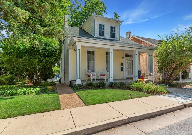 Photo 2 of Single family home for sale at 906 S 3rd Street, Saint Charles, MO 63301 | MLS# 25000217 | Listing updated on 2025-01-02