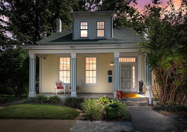Photo 3 of Single family home for sale at 906 S 3rd Street, Saint Charles, MO 63301 | MLS# 25000217 | Listing updated on 2025-01-02