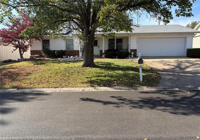 Photo 1 of Single family home for sale at 208 Universal Dr, Saint Peters, MO 63376 | MLS# 25000299 | Listing updated on 2025-01-03