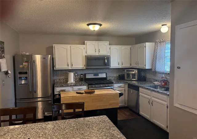 Photo 1 of Single family home for sale at 208 Universal Dr, Saint Peters, MO 63376 | MLS# 25000299 | Listing updated on 2025-01-03
