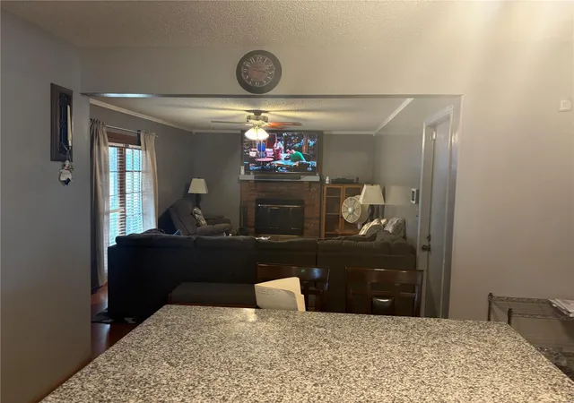 Photo 2 of Single family home for sale at 208 Universal Dr, Saint Peters, MO 63376 | MLS# 25000299 | Listing updated on 2025-01-03