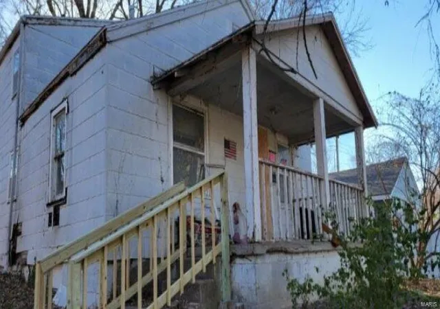 Photo 1 of Single family home for sale at 8715 E Roberts St, Independence, MO 64053 | MLS# 25000378 | Listing updated on 2025-01-03