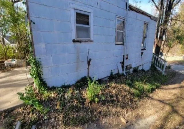 Photo 3 of Single family home for sale at 8715 E Roberts St, Independence, MO 64053 | MLS# 25000378 | Listing updated on 2025-01-03