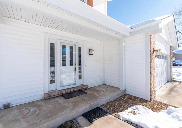 Photo 3 of Single family home for sale at 32 Barrington Dr, Saint Peters, MO 63376 | MLS# 25000443 | Listing updated on 2025-01-15